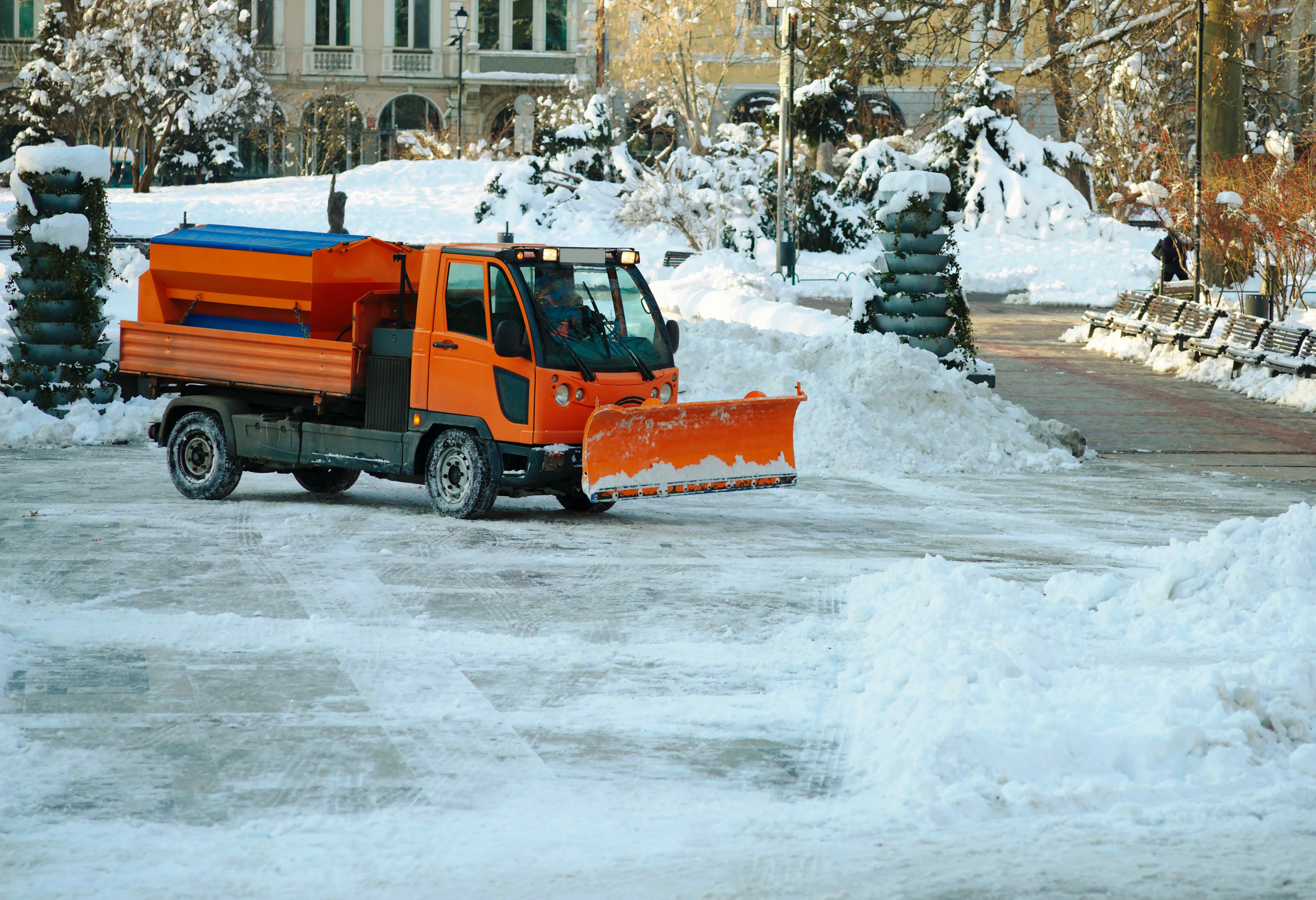 Professioneller Winterdienst mit Schneepflug